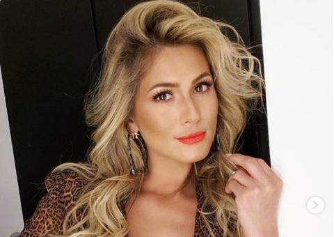 Silvio Santos volta atrás, adia volta do ‘Fofocalizando’ e Lívia Andrade se revolta