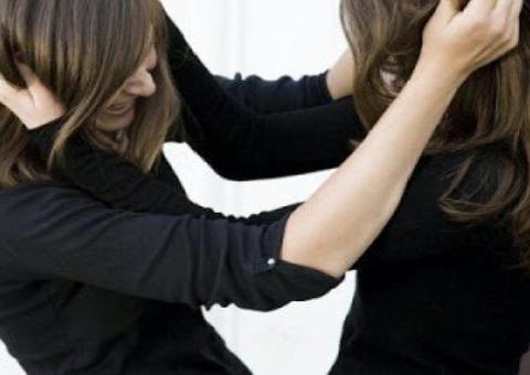 Mulher ataca amante com água quente após flagrar traição do marido 