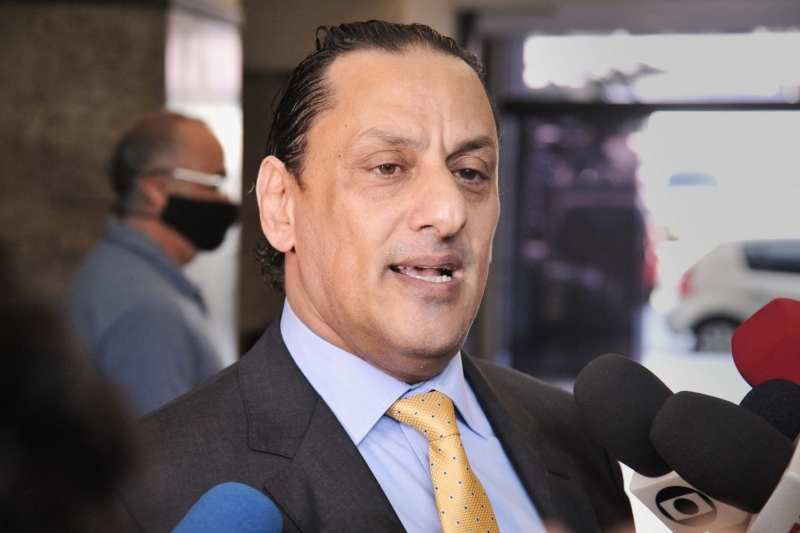 Ex-advogado de Flávio Bolsonaro diz que ajudou Fabrício Queiroz por 'questões humanitárias'