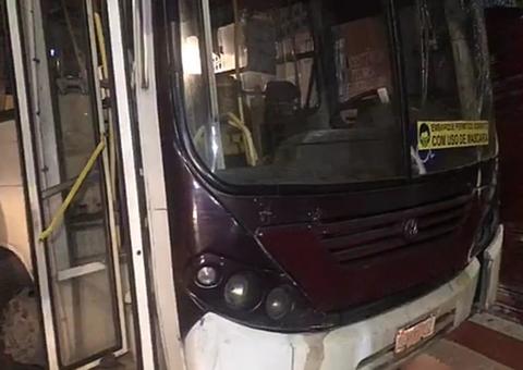 Ônibus desgovernado colide com casa em Manaus 