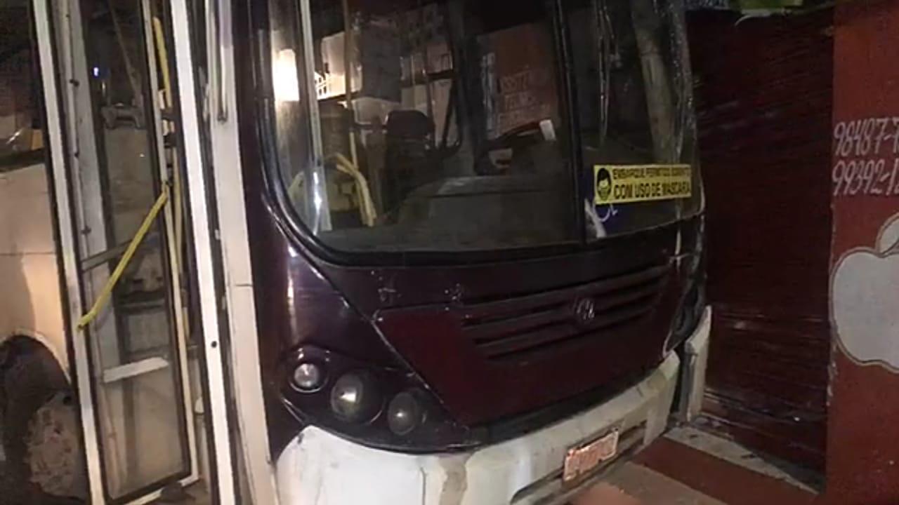 Ônibus desgovernado colide com casa em Manaus 