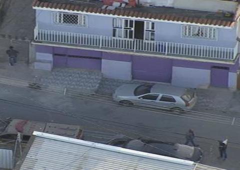 Polícia faz buscas por esposa de Queiroz na casa de parentes