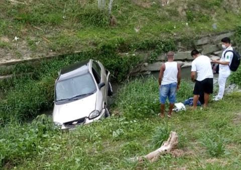 Carro despenca em igarapé e deixa motorista ferido em Manaus