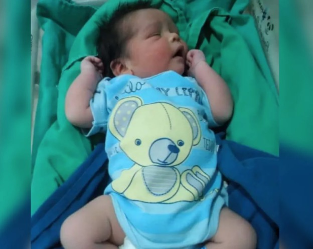 Cansada, mãe pega no sono e tem filho recém-nascido roubado 