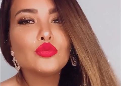 Geisy Arruda sensualiza e deixa mamilo escapar de lingerie fatal