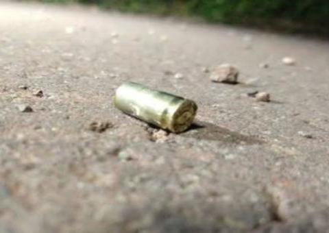 Homem leva três tiros na porta de casa em Manaus