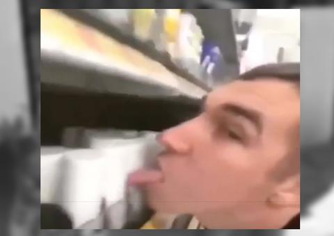 Playboy lambe produtos em supermercado para transmitir Covid