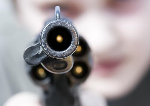 Homem se recusa a usar máscara em supermercado e é morto a tiros pelo gerente