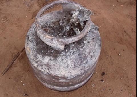 Quitinete é consumido por chamas após botija de gás explodir em Manaus 