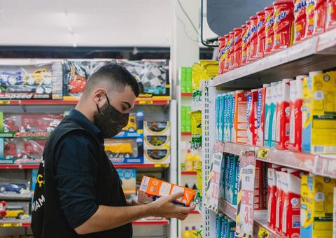 Supermercados têm 90 quilos de alimentos vencidos apreendidos pelo Procon em Manaus
