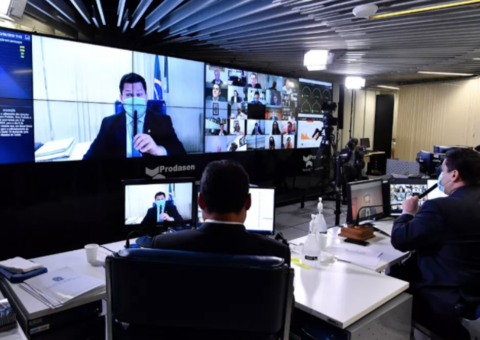 Senado aprova texto-base para adiar eleições para novembro