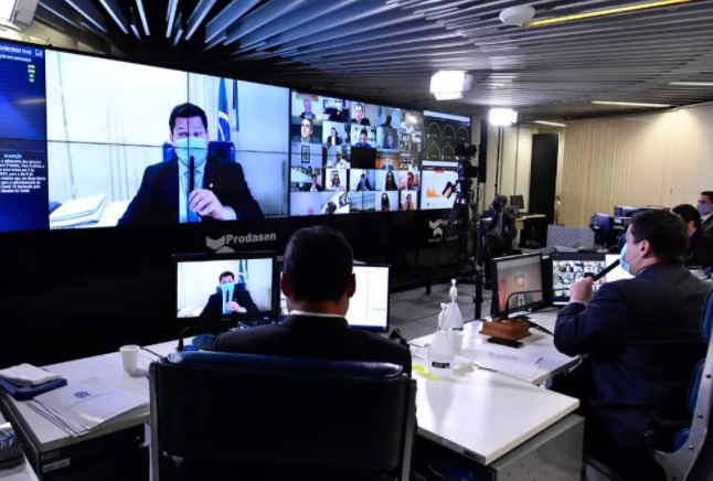 Senado aprova texto-base para adiar eleições para novembro