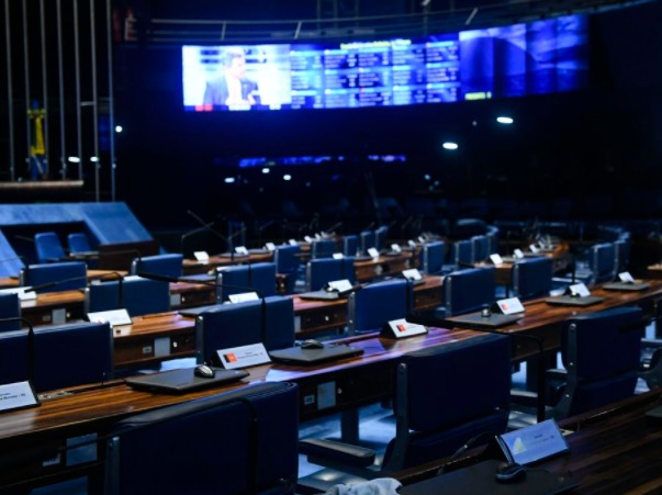 Senado aprova adiamento das eleições para 15 de novembro