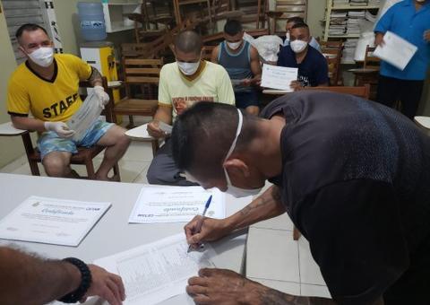 Detentos no Amazonas recebem certificação do curso de qualificação profissional