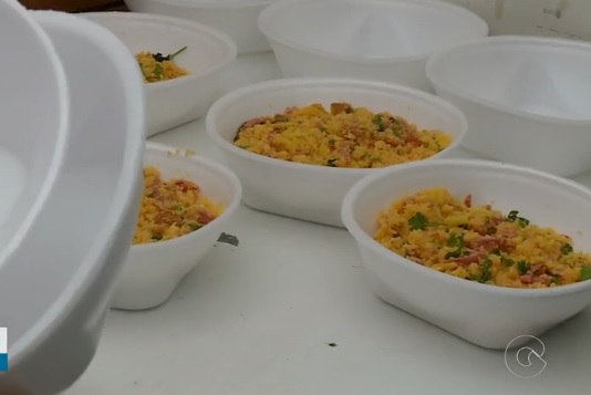 Bolsonaro sanciona projeto que permite restaurante doar comida a pessoa em situação vulnerável