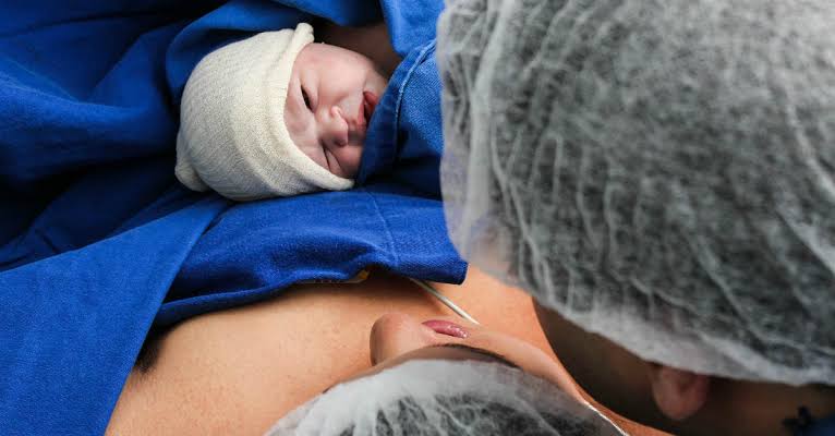 Grávida despedida por justa causa não recebe salário-maternidade