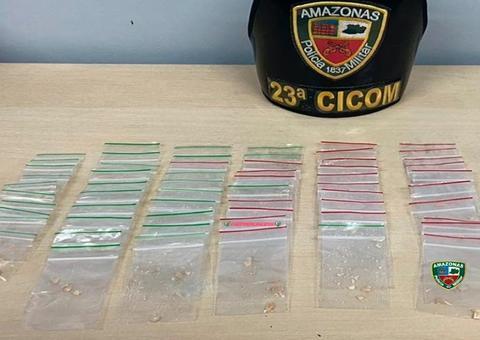 Em Manaus, homem diz que era obrigado a vender drogas ao ser preso pela PM 