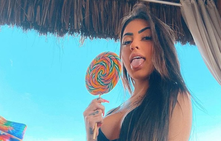 Vídeo: MC Mirella rebola sincronizado e hipnotiza seguidores