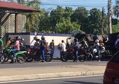 Carreta tomba e bloqueia avenida em Manaus
