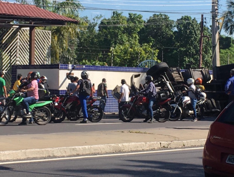 Carreta tomba e bloqueia avenida em Manaus