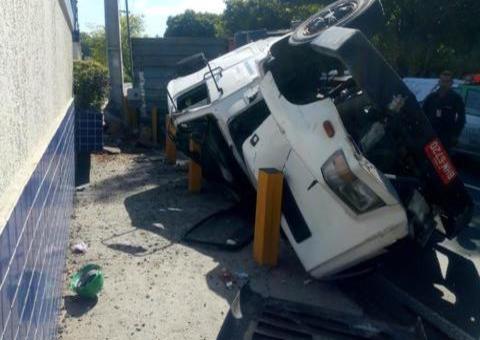 Motorista fica ferido após tombar carreta na Avenida Efigênio Salles 