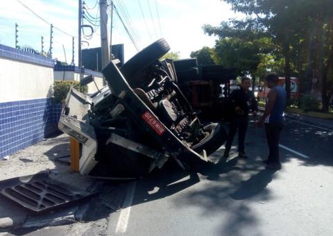 Veja imagens do acidente na avenida Efigênio Sales, em Manaus