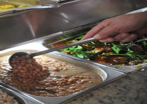 Bolsonaro sanciona lei que incentiva doação de alimentos e refeições