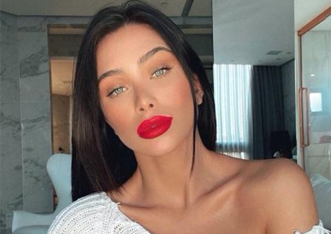 Flávia Pavanelli choca seguidores com porta de espelho no banheiro 