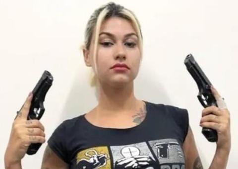 Sara Winter tem prisão revogada e sai usando tornozeleira eletrônica