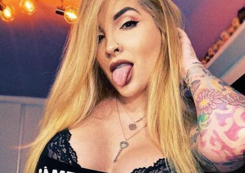 Ex-bbb Clara posa só de calcinha e anuncia sessão erótica na webcam