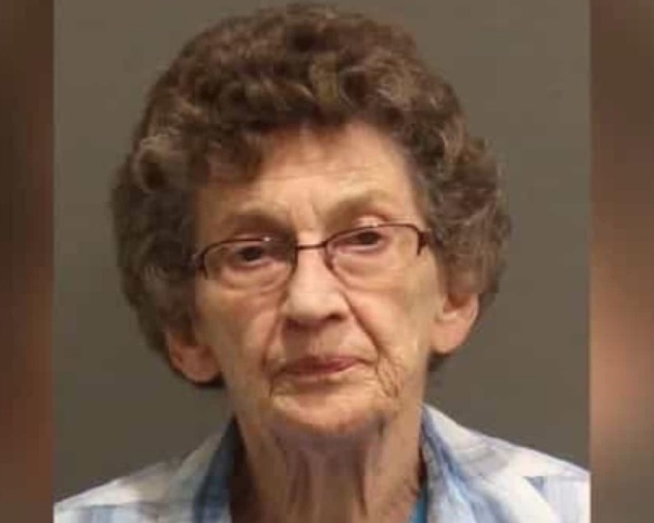 Mulher de 88 anos é presa após atirar contra ladrões que tentaram assaltar comércio