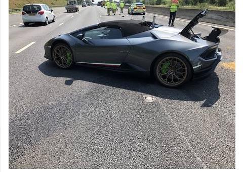 Lamborghini fica destruída em acidente minutos depois de ser comprada