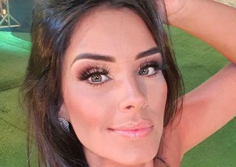 Ex-bbb Ivy turbina seios com 1 litro de silicone