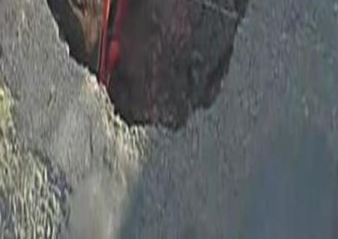 Asfalto cede e cratera engole carro com casal dentro 