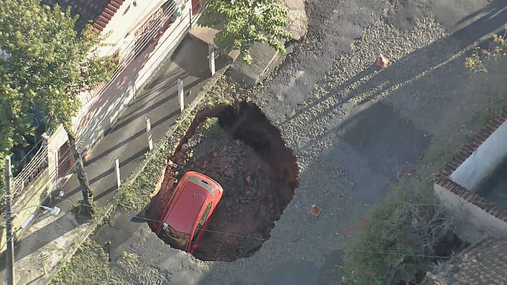 Asfalto cede e cratera engole carro com casal dentro 