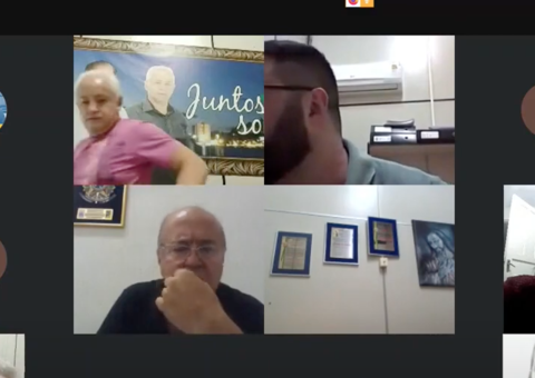 Vereador é flagrado cheirando calcinha durante sessão; vídeo