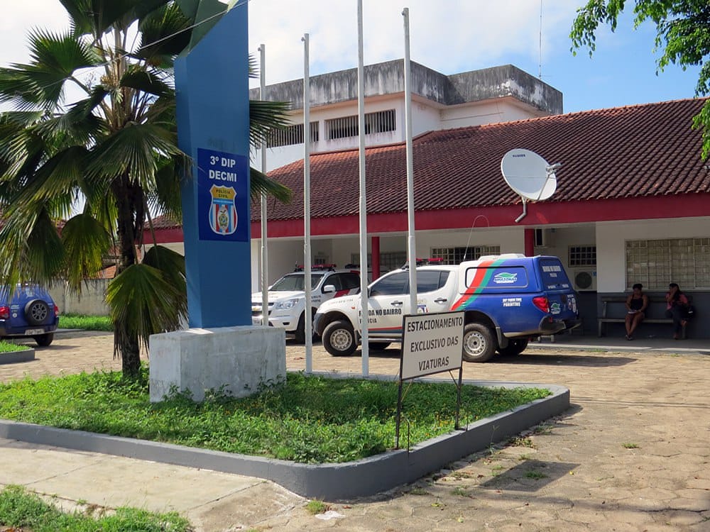 Homem finge ser bicho papão e estupra enteada de 4 anos no Amazonas