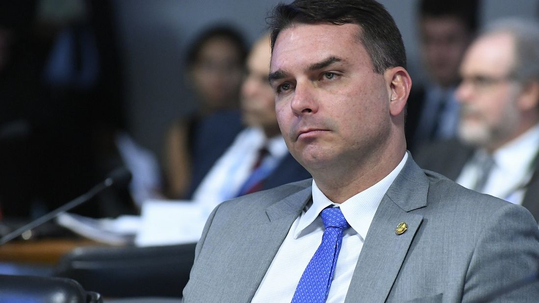 Justiça acata recurso de Flávio Bolsonaro e inquérito das ‘rachadinhas’ tem novo comando 