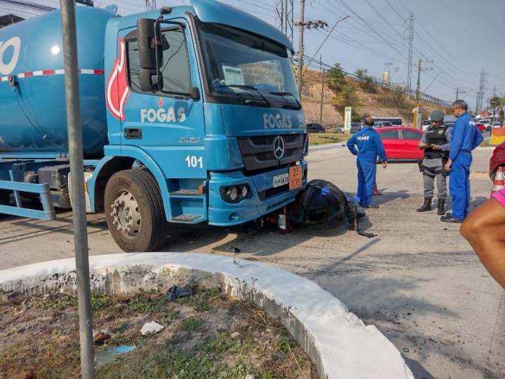Homem morre esmagado por caminhão de gás na BR-319