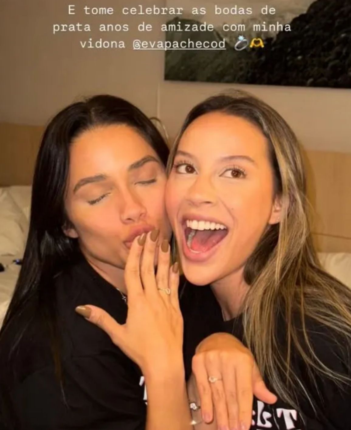 Eva e Renata comemoram ‘bodas de prata’ e trocam alianças 