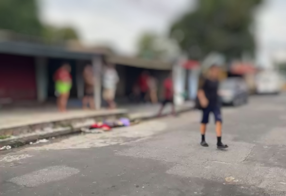 Homem é perseguido e morto a facada na frente de bar no São José