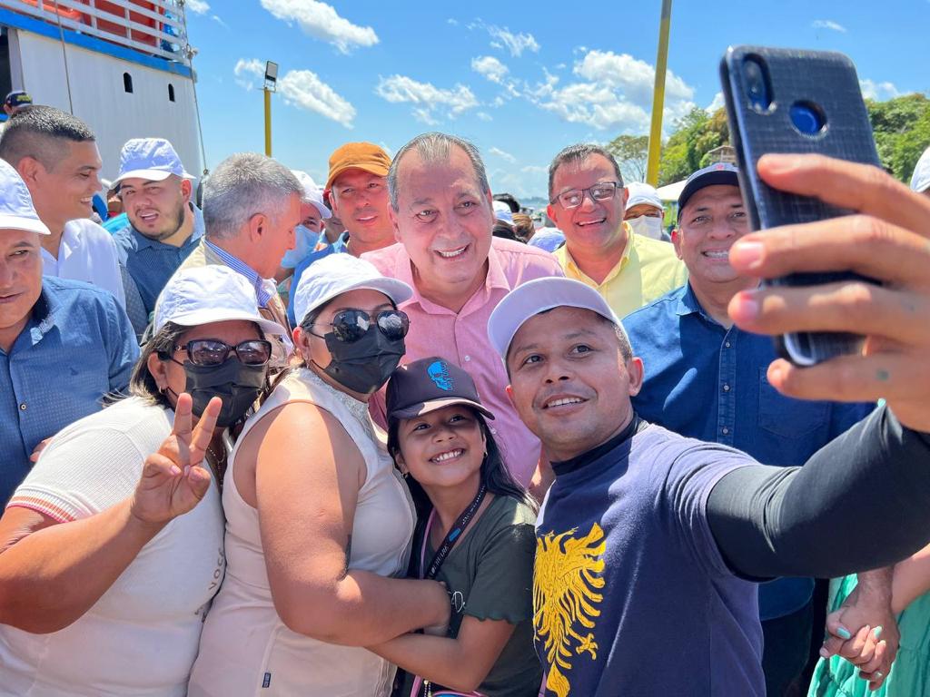 Omar divulga número de WhatsApp para quem desejar contato com senador