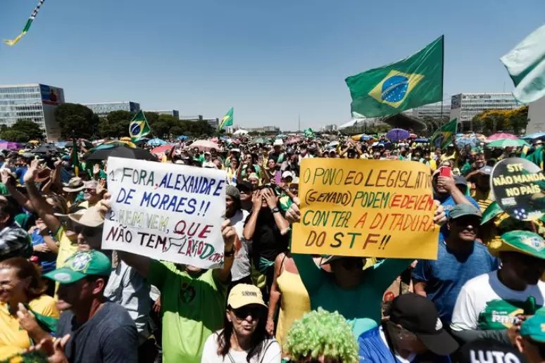 Bolsonaristas protestam contra indicação de Flávio Dino ao STF