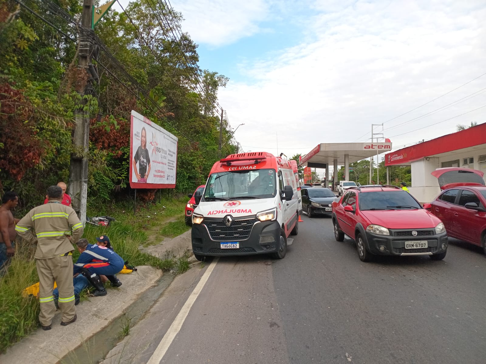 Acidente entre carro e moto deixa ferido na Av. Torquato Tapajós 