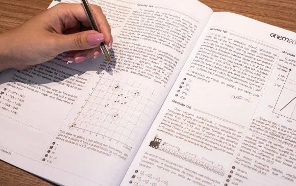 2º dia do Enem tem questões sobre vacina da Covid, TPM e matemática financeira