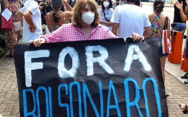 Famosos participam de protestos contra Bolsonaro; veja imagens