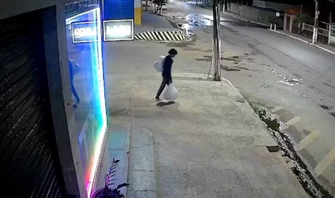 Criminosos com peruca arrombam loja e roubam R$ 230 mil em celulares