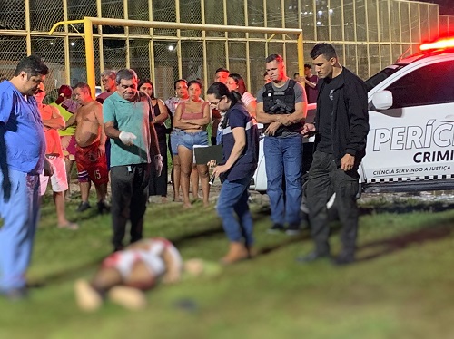 Pistoleiros executam homem com 10 tiros em campo de futebol na Cidade Nova