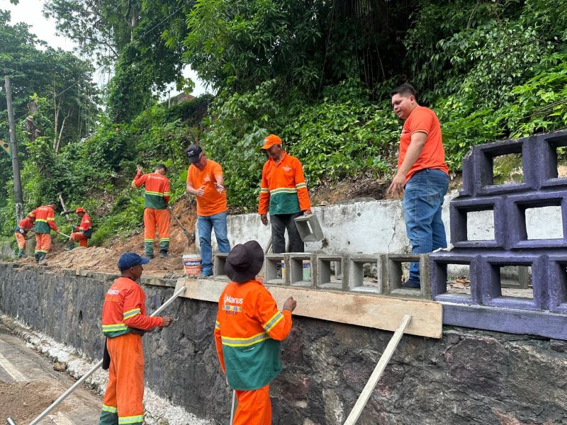 Obra é realizada após deslizamento de terra na avenida Mário Ypiranga