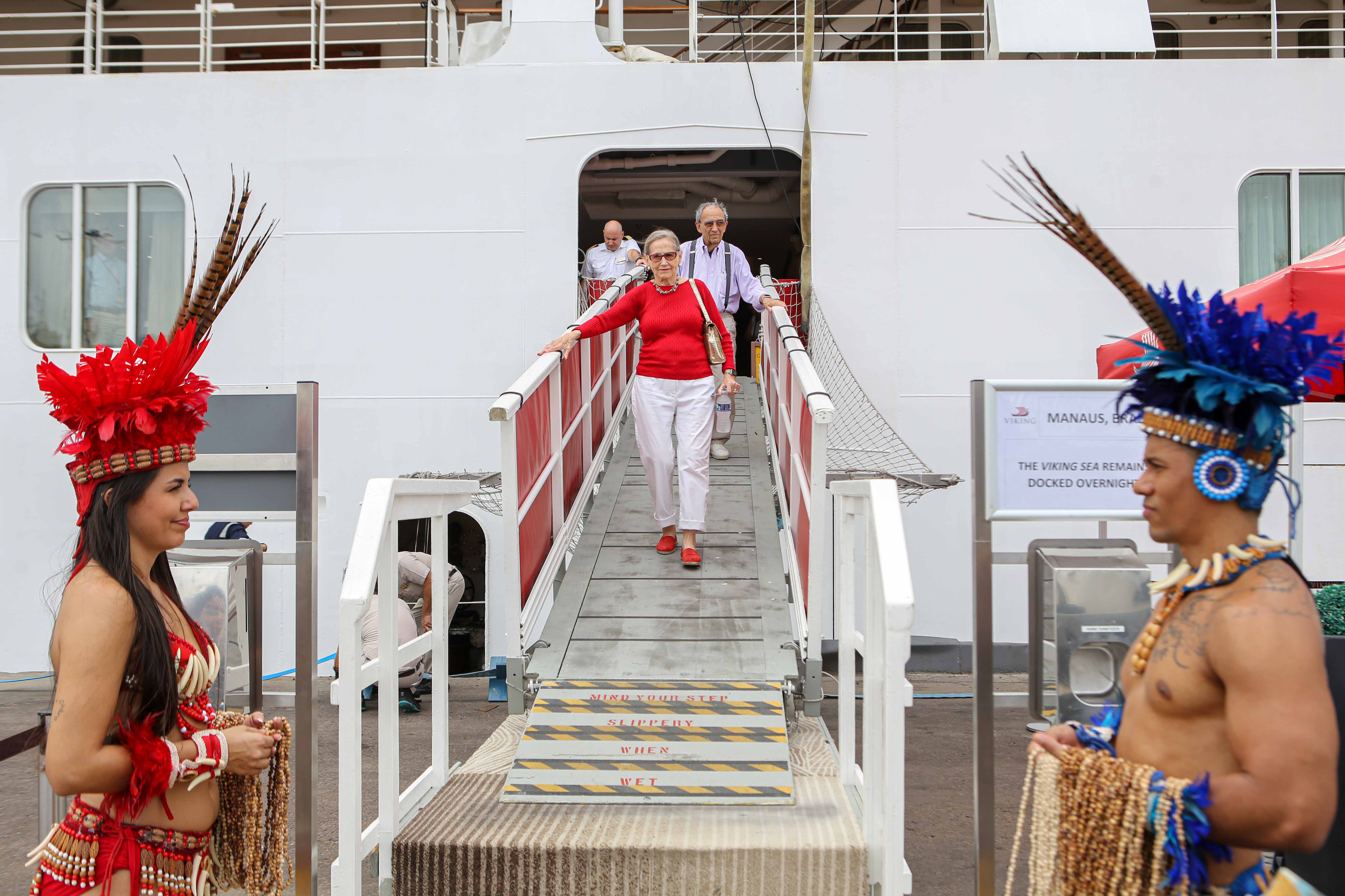 Cruzeiro Viking Sea chega a Manaus com mais de 1,3 mil turistas